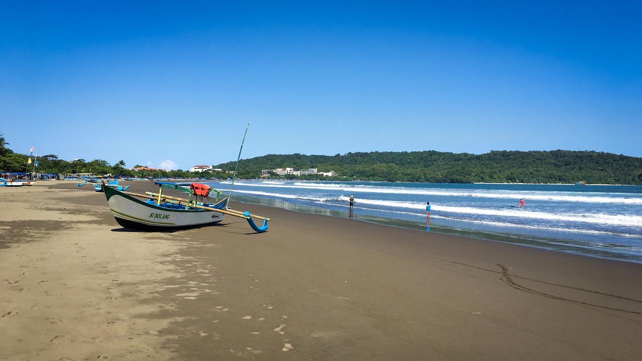 Uni Beach Hotel Pangandaran Esterno foto